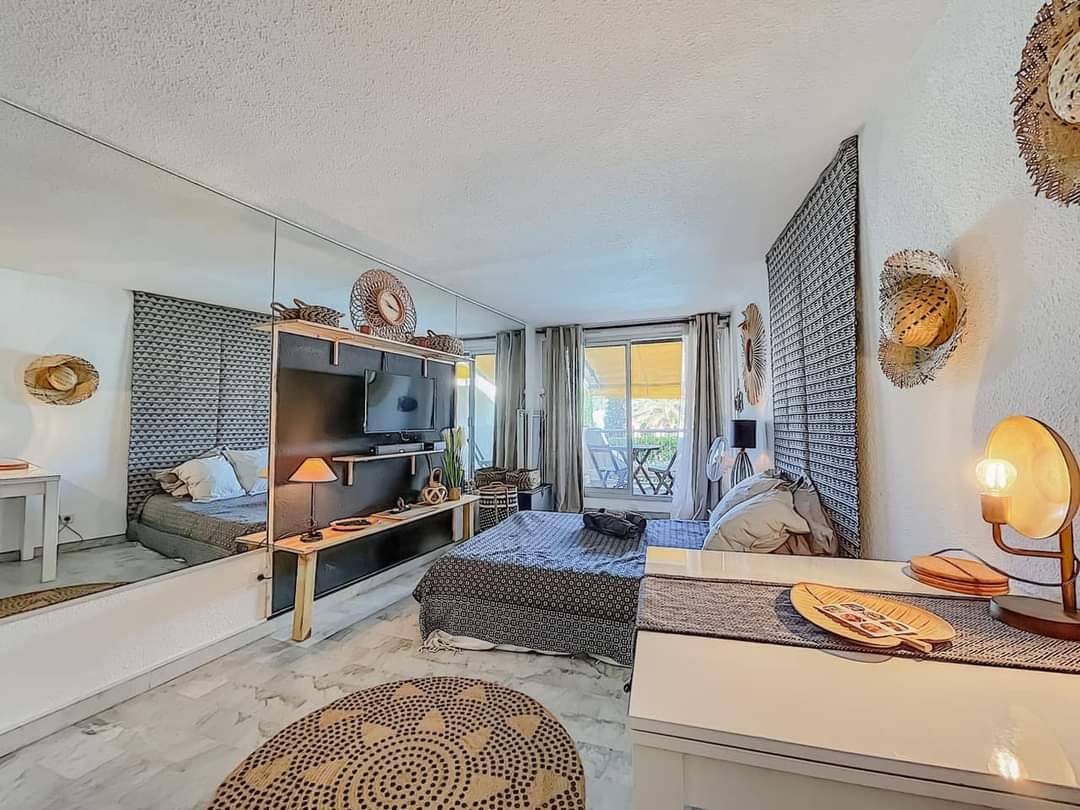 Studio meublé 26 m² avec parking et piscine – Première ligne de mer